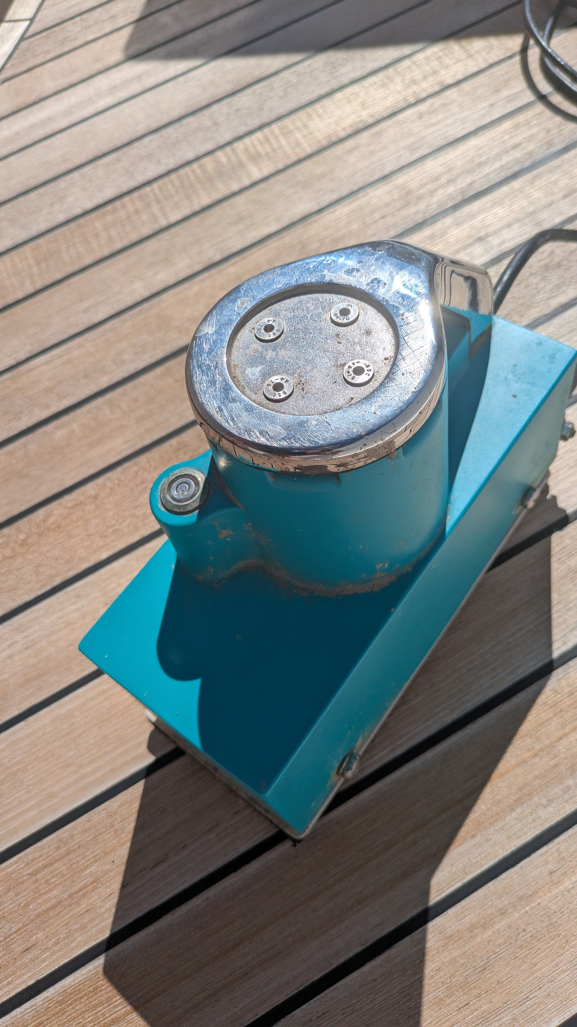 Small deck scrubbing machine "Deckie"