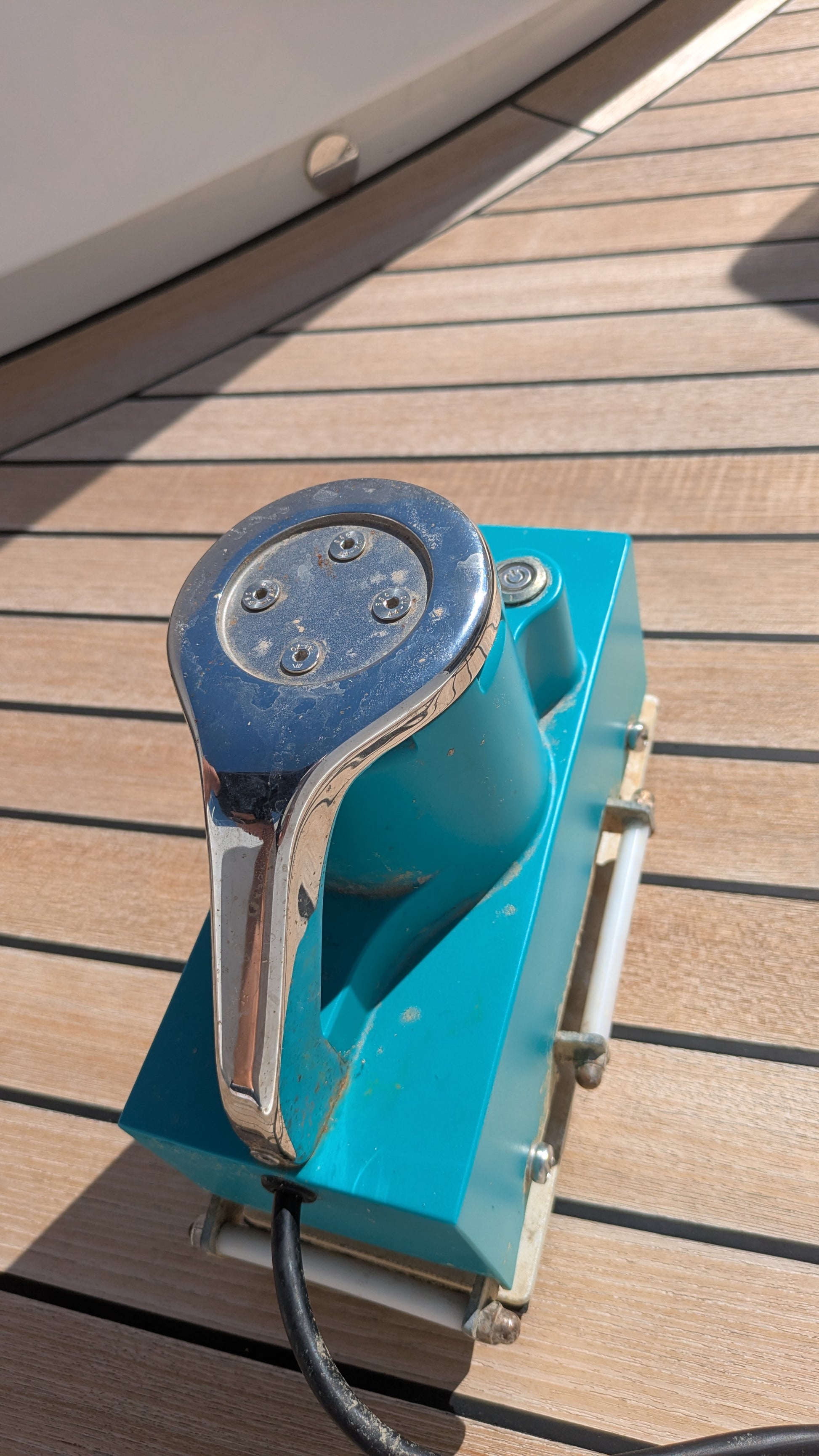 Small deck scrubbing machine "Deckie"