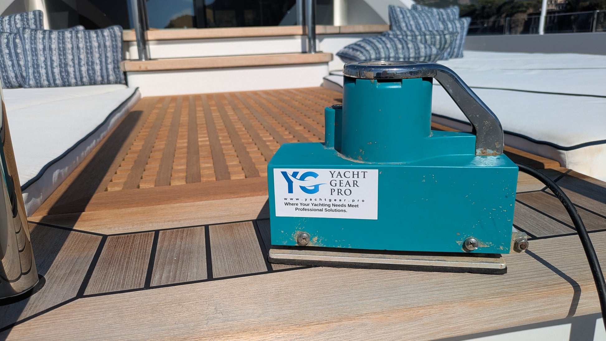 Small deck scrubbing machine "Deckie"