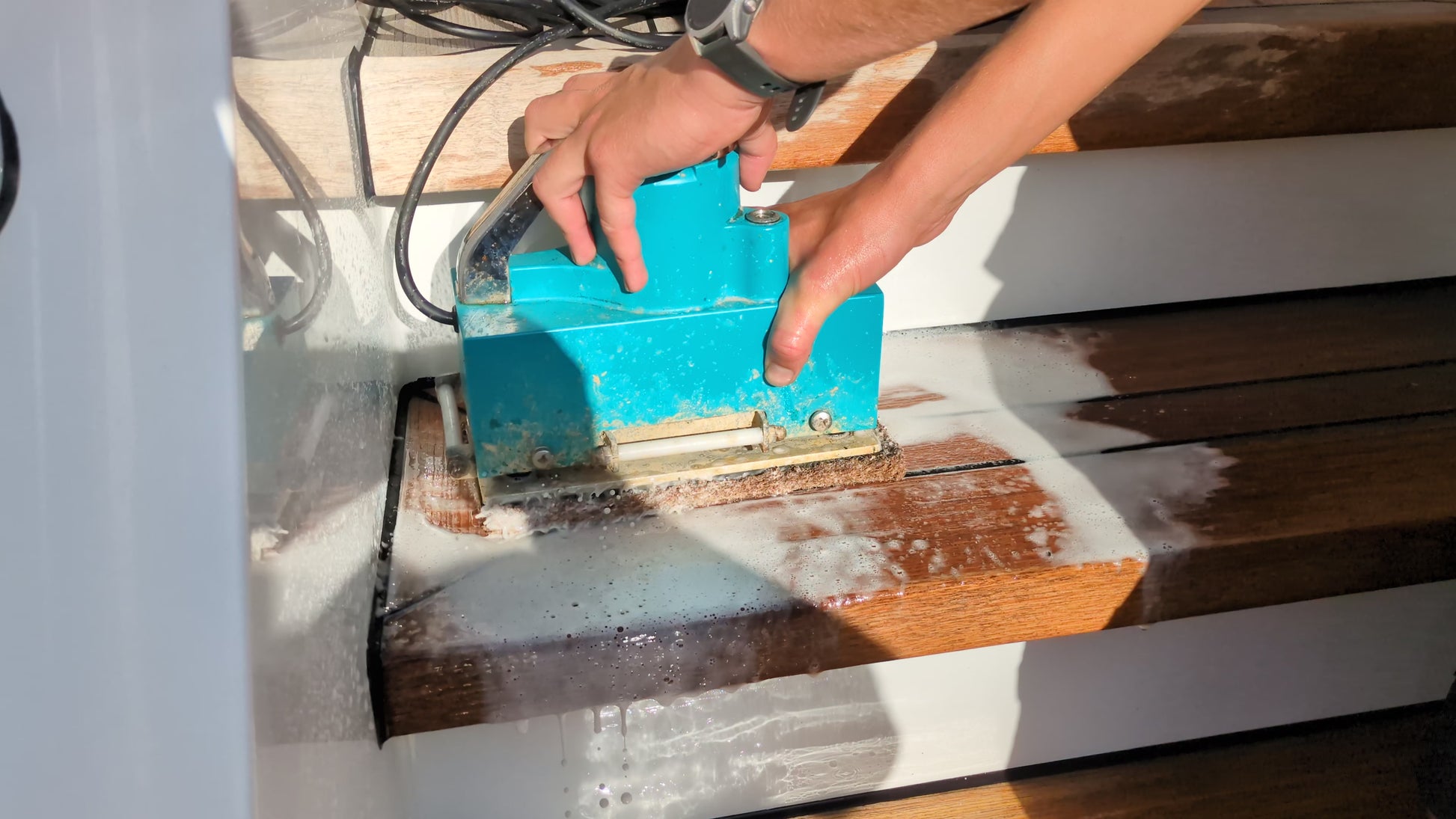 Small deck scrubbing machine "Deckie"