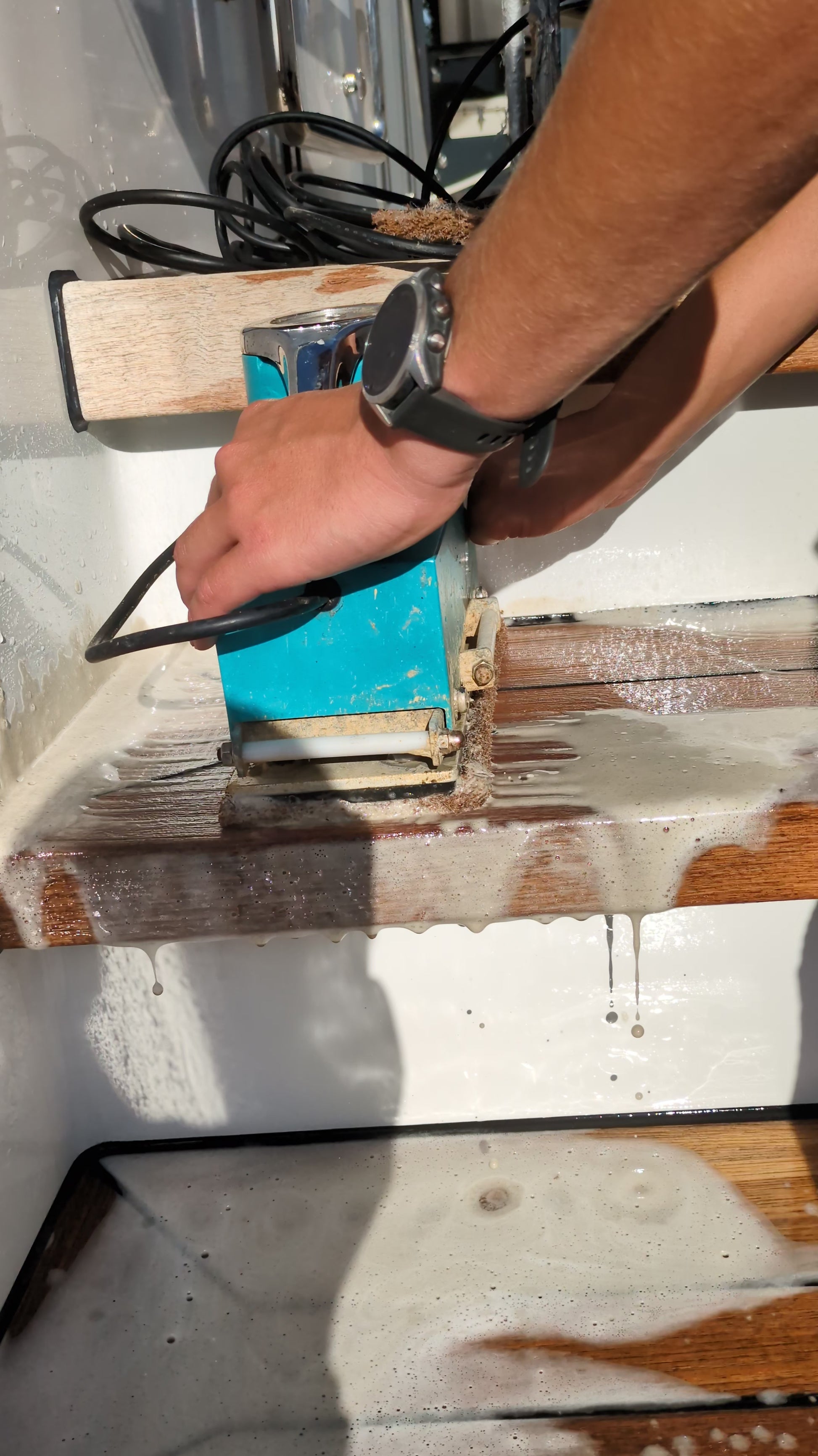 Small deck scrubbing machine "Deckie"
